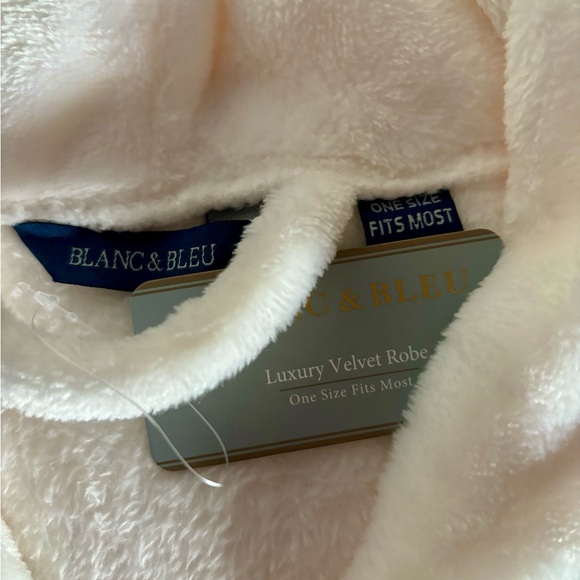 NWT Velvet Robe - Picture 5 of 5